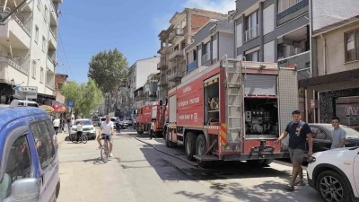 İnegöl’de yıkımına başlanan apartmanda yangın çıktı
