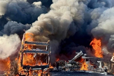 İngiltere&rsquo;de 36 adet &ccedil;ift katlı otob&uuml;s&uuml;n kullanılamaz hale geldiği yangında "kundaklama" ş&uuml;phesi
