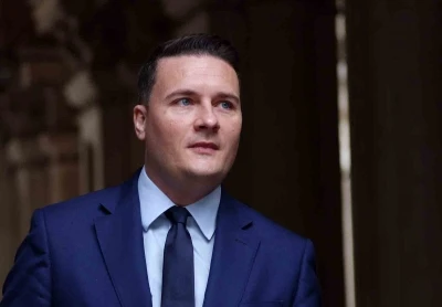 İngiltere&rsquo;de istifa eden eski bakandan Başbakan Starmer ile rekabet &ccedil;ağrısı
