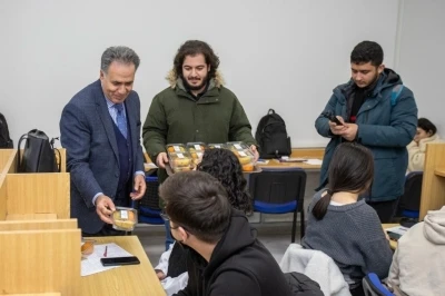 İn&ouml;n&uuml; &Uuml;niversitesi&rsquo;nde final haftasında &ouml;ğrencilere meyve ikramı
