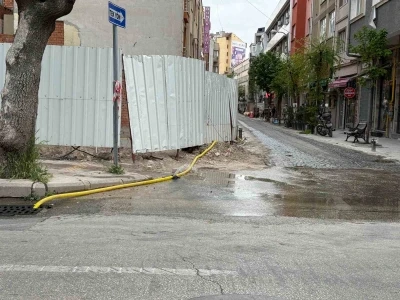 İnşaat alanında patlayan hortum sokağı g&ouml;le &ccedil;evirdi
