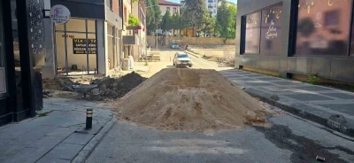 İnşaat &ccedil;alışmasında 2 sokak kapanınca esnaf &ccedil;ileden &ccedil;ıktı
