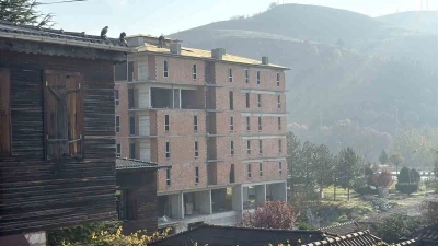 İnşaat çatısında tehlikeli çalışma kameraya yansıdı
