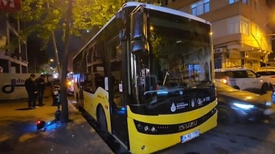 İnşaat demiri İETT otob&uuml;s&uuml;nden i&ccedil;eri girdi! Yolcu yaralandı