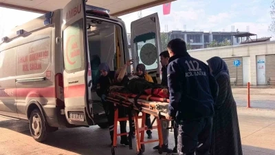 İnşaat demirlerinin altında kalan iş&ccedil;i yaralandı
