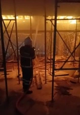 İnşaat halindeki binanın &ccedil;atısında korkutan yangın
