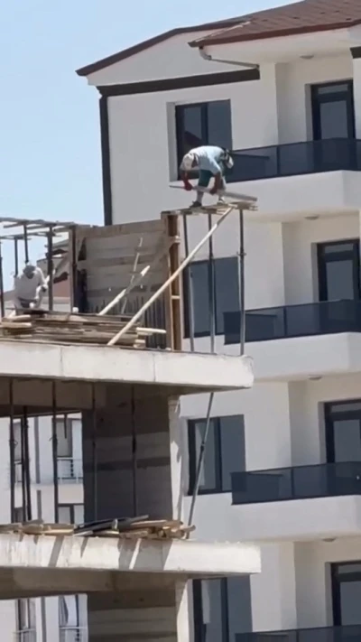 İnşaat işçilerinin tehlikeli çalışması kameraya yansıdı
