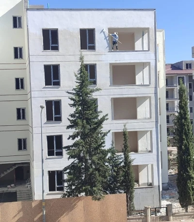 İnşaat işçisi canını hiçe sayarak çalıştı
