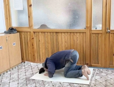 İnşaat iş&ccedil;isinden &ouml;rnek davranış: Camiyi kirletmemek i&ccedil;in nalburdan aldığı malzemenin &uuml;zerinde namazını kıldı
