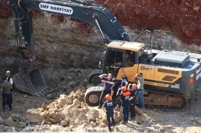 İnşaat kazısında g&ouml;&ccedil;&uuml;k altında kalan kep&ccedil;e operat&ouml;r&uuml; hayatını kaybetti
