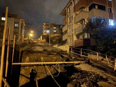 İnşaat sahasının yanındaki yolun bir kısmı çöktü
