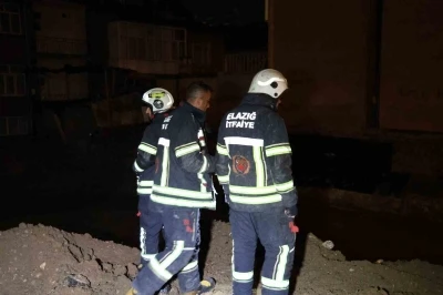 İnşaat temeline dolan yağmur suyu ekiplerce tahliye edildi
