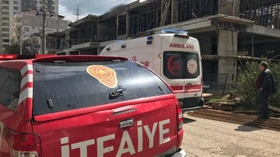 İnşaatta akıma kapılıp 3&rsquo;&uuml;nc&uuml; kattan d&uuml;şen iş&ccedil;i yaralandı