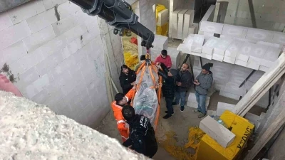 İnşaatta d&uuml;şen iş&ccedil;i vin&ccedil; yardımıyla kurtarıldı
