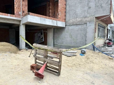 İnşaatta kafasına mutfak t&uuml;p&uuml; d&uuml;şen iş&ccedil;i hayatını kaybetti
