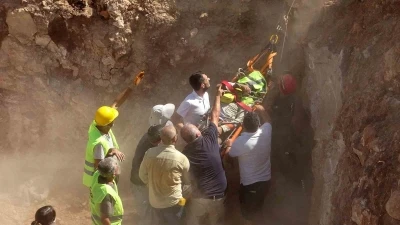 İnşaattan düşüp koluna demir saplanan işçiye kurtarma operasyonu
