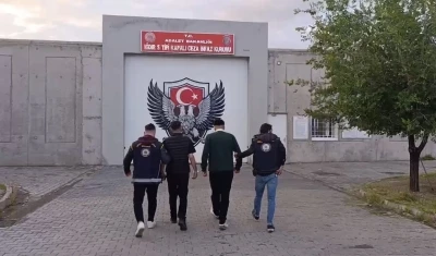 İnsan ticareti su&ccedil;undan aranan 2 ş&uuml;pheli, Dilucu Sınır Kapısı&rsquo;nda yakalandı
