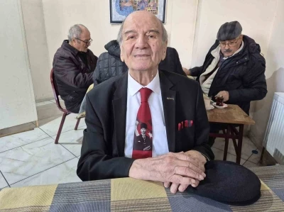 İnsanlara olan sevgi ve saygısından yıllardır takım elbise giyiyor
