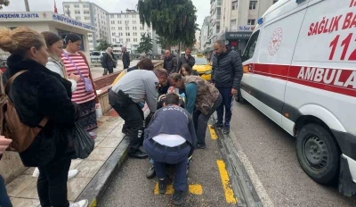 İnsanlık ölmemiş: Fenalaşıp yere düşen kişiye ilk yardım vatandaşlardan
