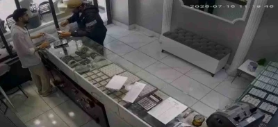 İnternetten araştırma yapıp silahla kuyumcuyu soyan zanlının g&ouml;r&uuml;nt&uuml;leri ortaya &ccedil;ıktı
