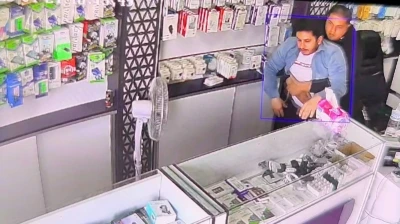 İnternetten &ouml;ğrendiği Heimlich manevrasıyla arkadaşını hayata tutundurdu
