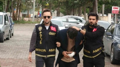 İnternetten tanıştığı genci bı&ccedil;aklayarak &ouml;ld&uuml;ren ş&uuml;pheli adliyeye sevk edildi
