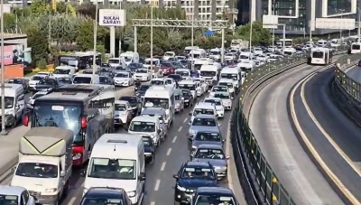 İntihar için üst geçide çıktı, E-5’i kilitledi
