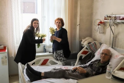 İptal edilen festivalin nergisleri hastanede y&uuml;zleri g&uuml;ld&uuml;rd&uuml;
