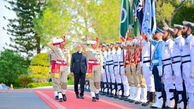 İran Cumhurbaşkanı Pezeşkiyan, Pakistan Başbakanı Şerif ile g&ouml;r&uuml;şt&uuml;
