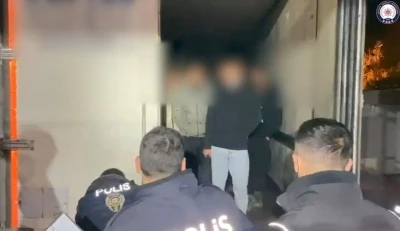İran&rsquo;dan gelen 25 g&ouml;&ccedil;men tır dorsesinde yakalandı, s&uuml;r&uuml;c&uuml; tutuklandı
