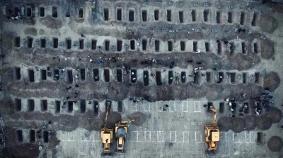 İran Dışişleri Bakanı Arak&ccedil;i ilkokula d&uuml;zenlenen saldırıda &ouml;len &ccedil;ocuklar i&ccedil;in kazılan mezarları paylaştı
