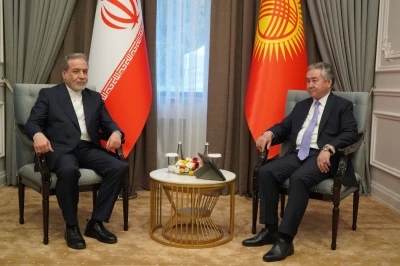 İran Dışişleri Bakanı Arak&ccedil;i, Kırgızistan Dışişleri Bakanı Kulubayev ile bir araya geldi
