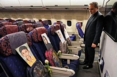 İran heyetinin u&ccedil;ağına ABD&rsquo;nin Minab&rsquo;daki saldırısında &ouml;len &ccedil;ocukların fotoğrafları konuldu

