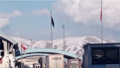 İran sınırındaki Esendere Sınır Kapısı&rsquo;nda ge&ccedil;işlere kısıtlama getirildi
