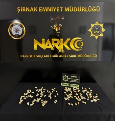 İranlı iki kişi 151 par&ccedil;a halinde yuttukları 939,26 gram metamfetaminle yakalandı
