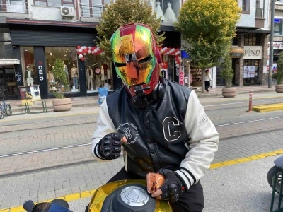 İron-Man kaskı ile dolaşan motosikletli dikkat çekiyor
