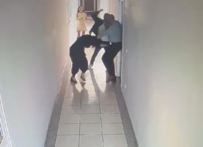 İş adamı kardeşlerin kavgasında &ccedil;alışan ayağından vuruldu, o anlar kamerada
