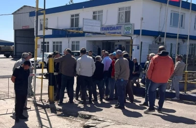 İş alamayan kooperatif &uuml;yeleri fabrika &ouml;n&uuml;nde toplandı
