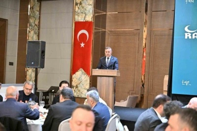 İş d&uuml;nyası, kamu y&ouml;neticileri ve &ccedil;ocuklar aynı iftar sofrasında buluştu
