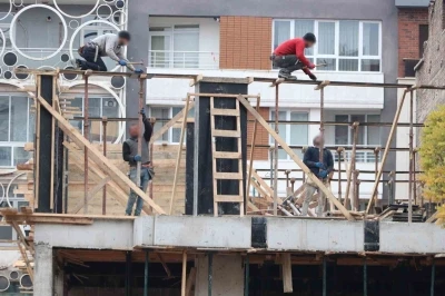 İş g&uuml;venliği yok sayıldı: İki inşaatta riskli &ccedil;alışma
