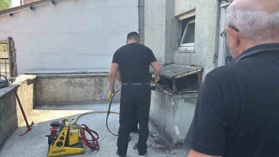 İş hanının havalandırma boşluğuna düşen kediyi kurtarmak için seferber oldular
