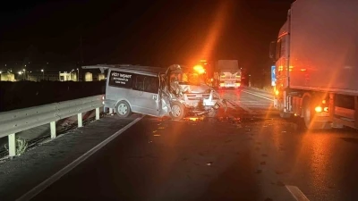 İş makinasına çarpan minibüs şoförü yaralandı
