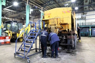 İş makinelerinin bakımı belediye at&ouml;lyesinde yapılıyor
