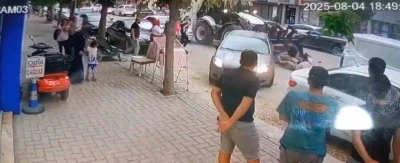 İş makinesi operatörü 5 araca çarptı, kepçesine aldığı 2 yaya yaralandı
