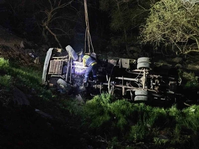 İş makinesi şarampole yuvarlandı: 1 &ouml;l&uuml;, 1 yaralı
