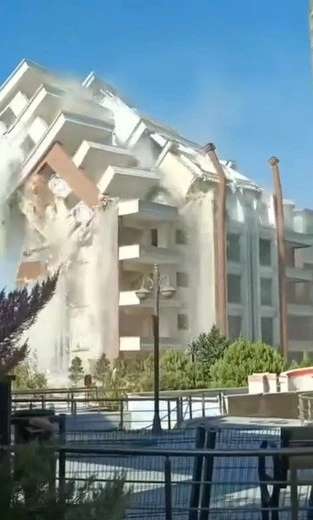 İş makinesinin darbesiyle 9 katlı bina yerle bir oldu
