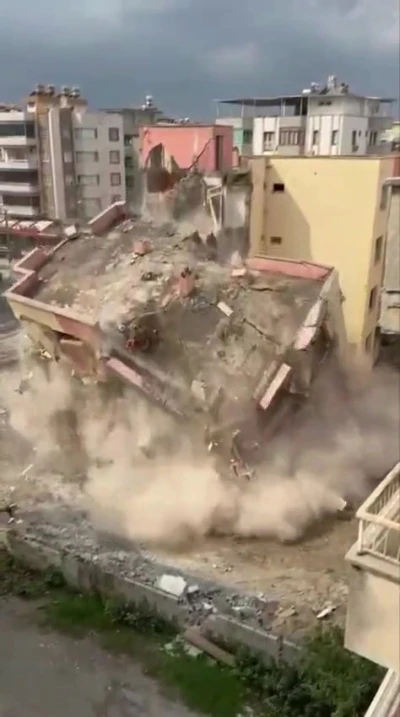 İş makinesinin dokunuşuyla 4 katlı bina yerle bir oldu
