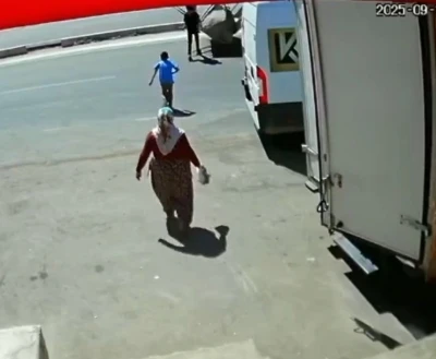 İş makinesinin kardeşlere çarptığı kaza anı güvenlik kamerasında
