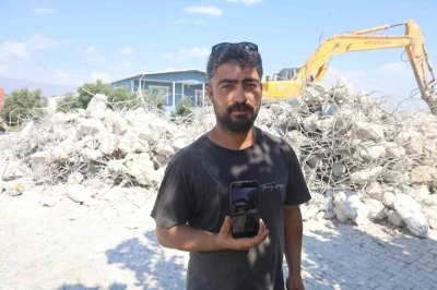 İş makinesiyle gelin arabasının önünü kesen operatör, bahşiş alınca yolu açtı
