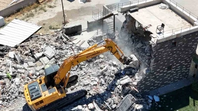 İş yerinin yıkılmasını gözyaşlarıyla izledi
